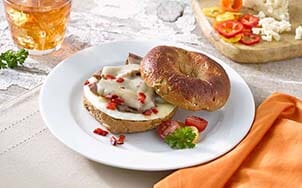 bagel-sandwich-with-egg-roast-beef-and-pepper-jack