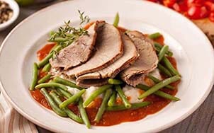 sliced-roast-beef-with-red-wine-demi